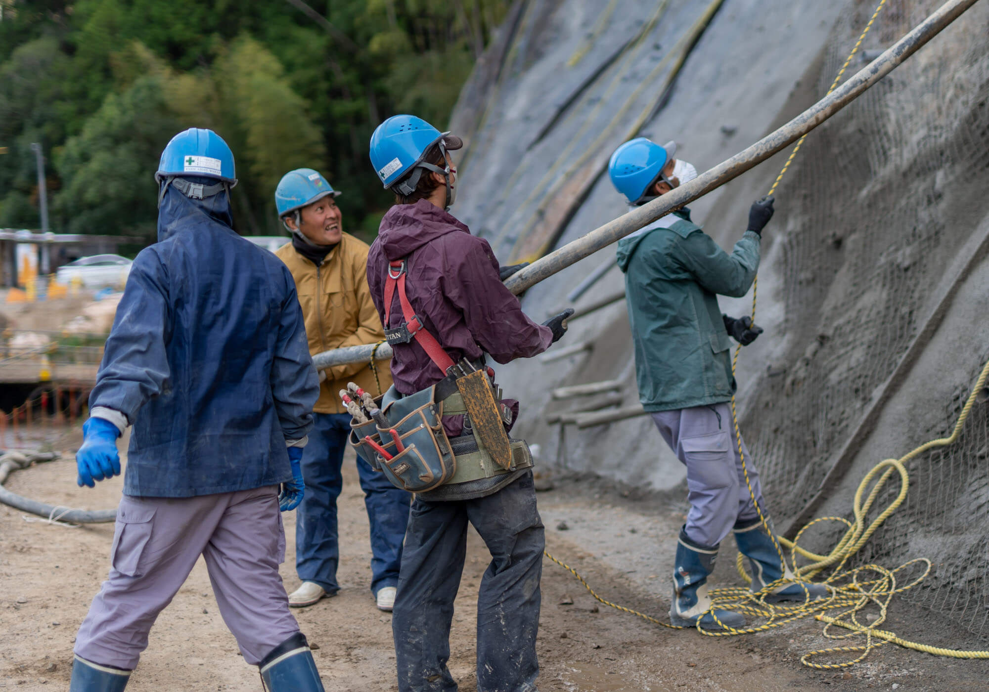 作業を行う4名のスタッフ