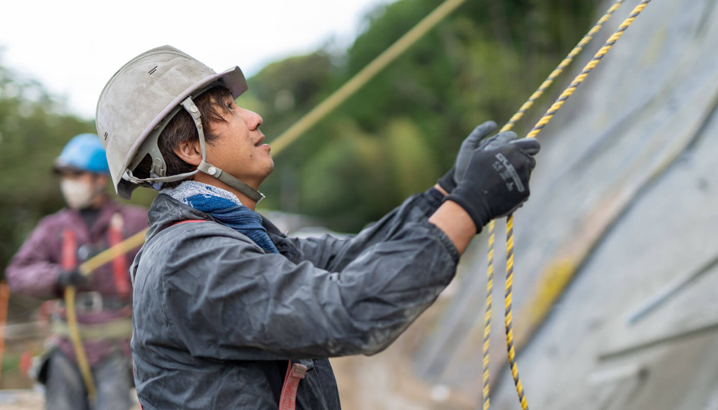 作業を行うスタッフ