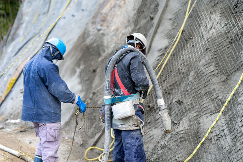 作業を行う2名のスタッフ