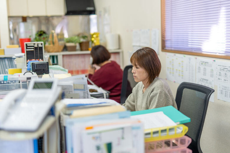 デスクワークを行うスタッフ