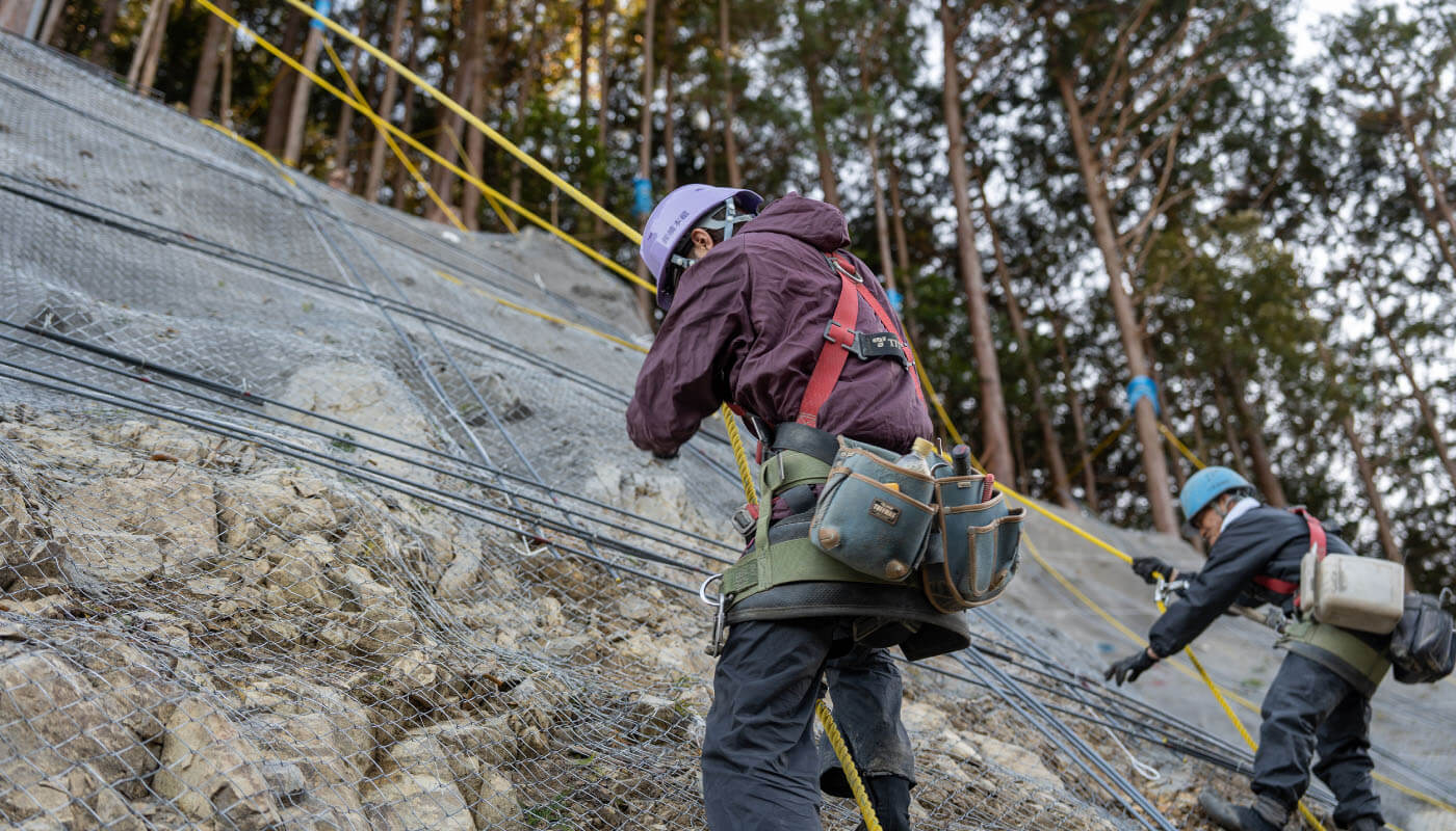 作業を行う2名のスタッフ